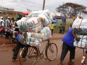 09_05_Kampala_carrying_4