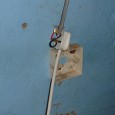 Wie vieler Leute und Tage bedarf es in Uganda, um eine Gluehbuerne zu wechseln?